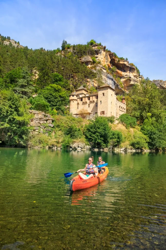 Canoë devant le Château de la Caze