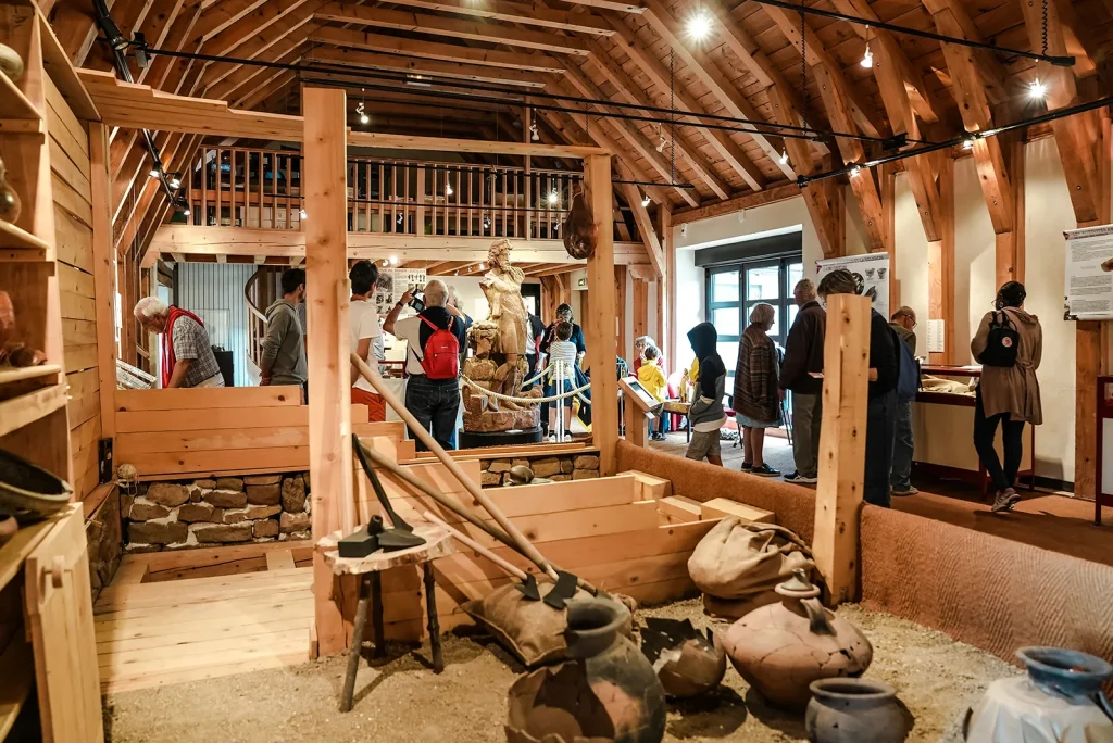 Salle du musée archéologique de Javols
