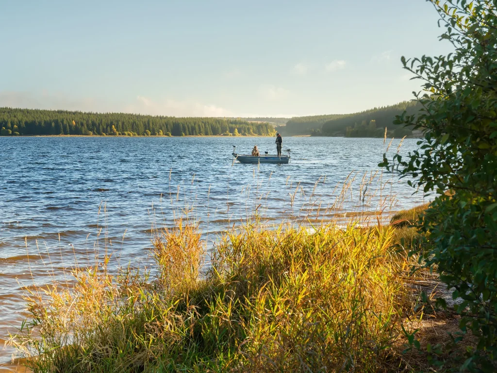 Pêcheurs sur un bateau au Lac de Charpal