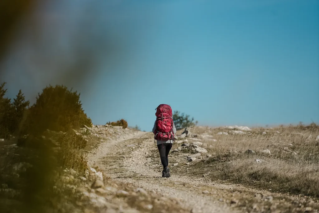 Randonneuse sur le GRP Tour du Causse Méjean