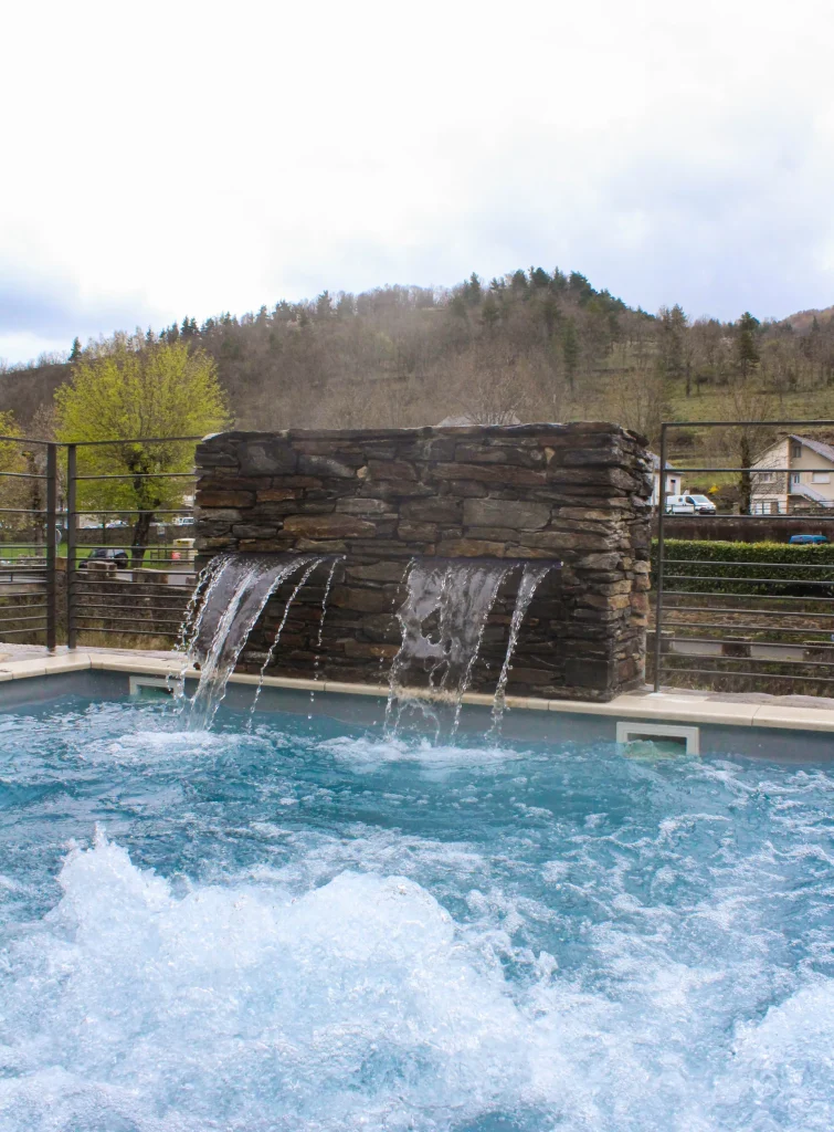 Piscine extérieure de la station thermale de Bagnols-les-Bains