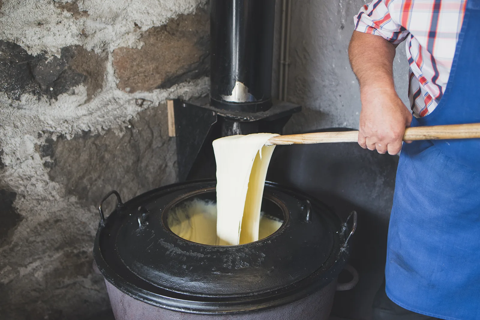 Préparation d'un aligot dans un buron