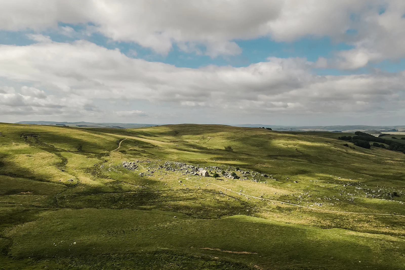 Vue aérienne sur l'Aubrac et le refuge du Rajas