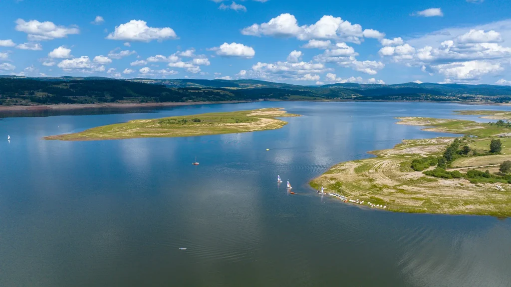 Vue aérienne sur le Lac de Naussac