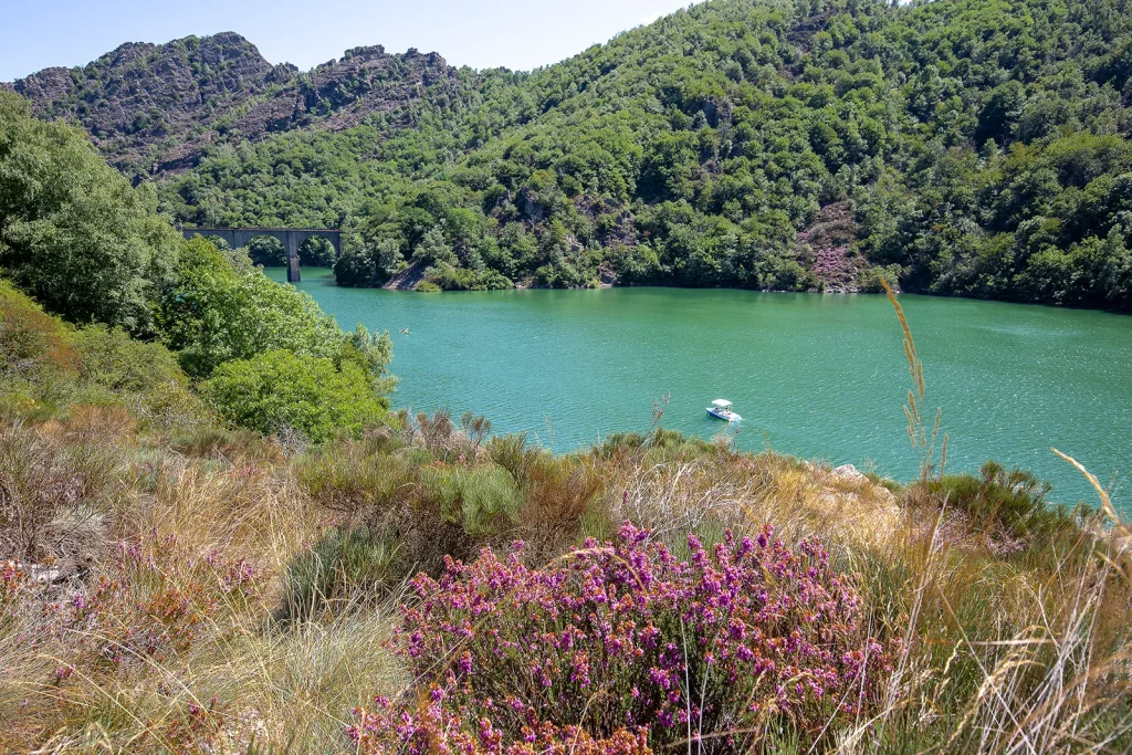 Leisure activities at Lake Villefort