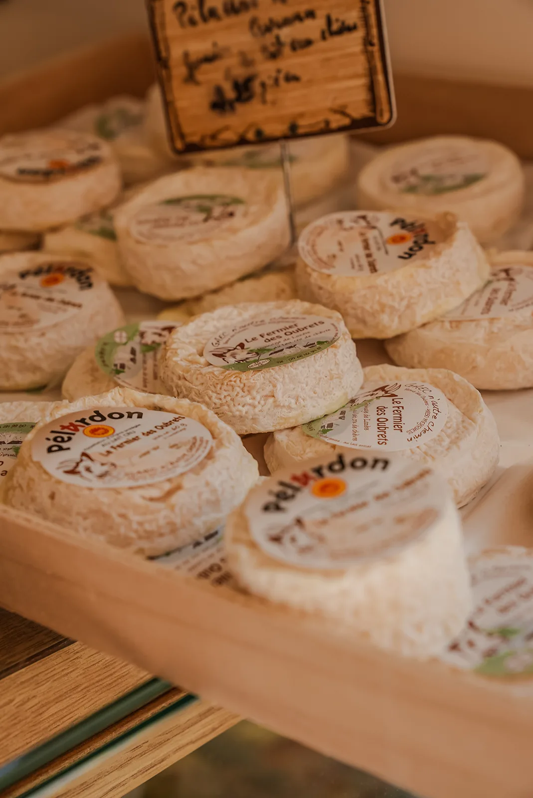 Vente de fromages de chèvre Pélardon sur un marché