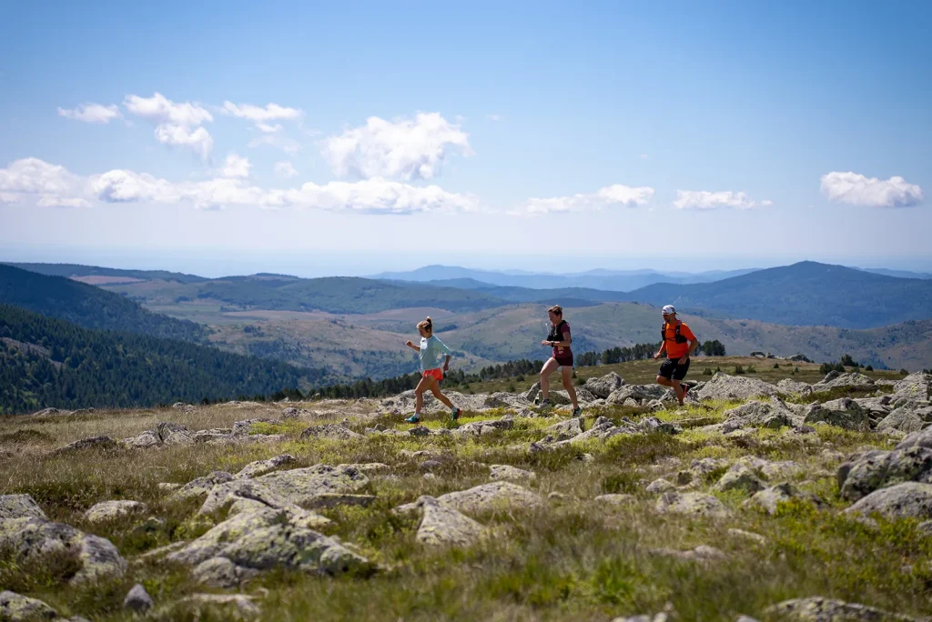 Trail runners at the summit of Finiels