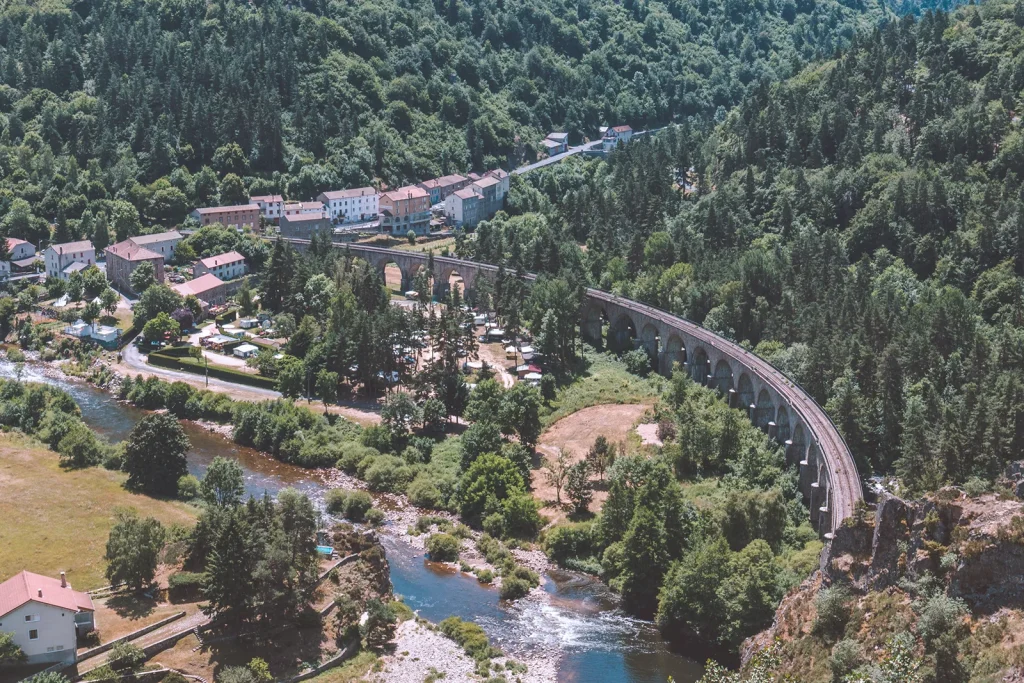 Village de Margeride et pont avec des rails de train