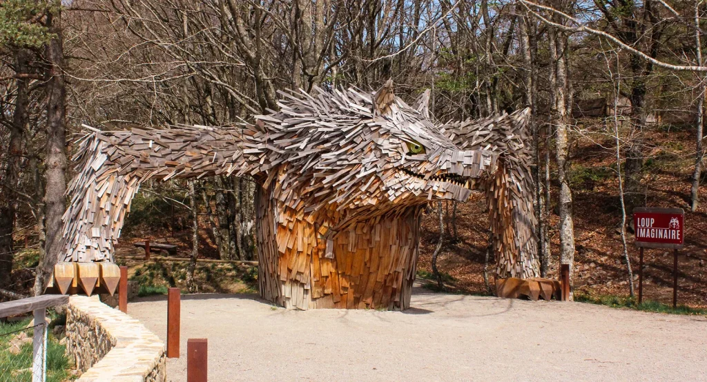 Wooden wolf statue at the Gévaudan Wolves Park