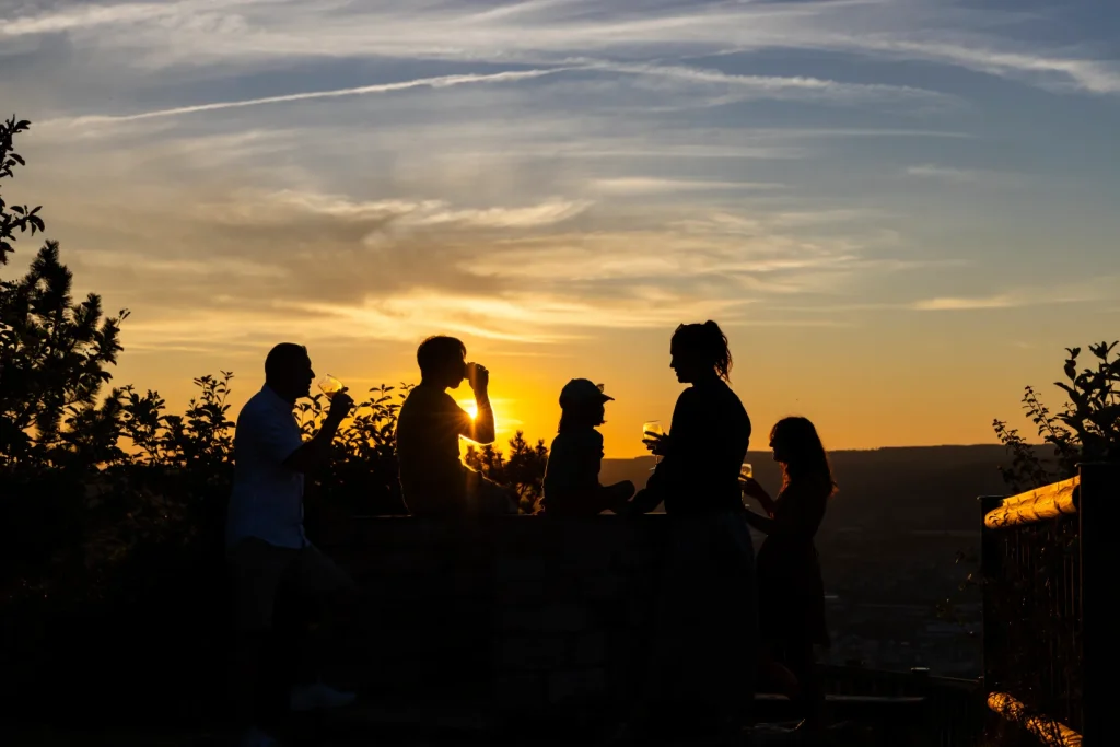 Apéritif entre amis au coucher du soleil sur le causse de Mende, en vallée du Lot.