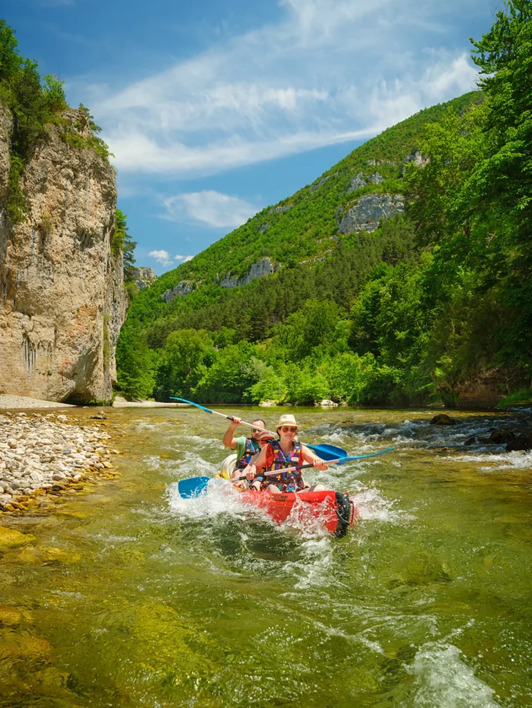 Canoë dans un rapide dans les Gorges du Tarn