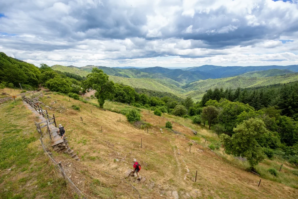 Randonneur sur le sentier de la Châtaigneraie.