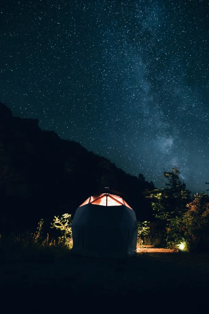 Tente dôme dans un camping au Mont Lozère pour une nuit insolite sous les étoiles.
