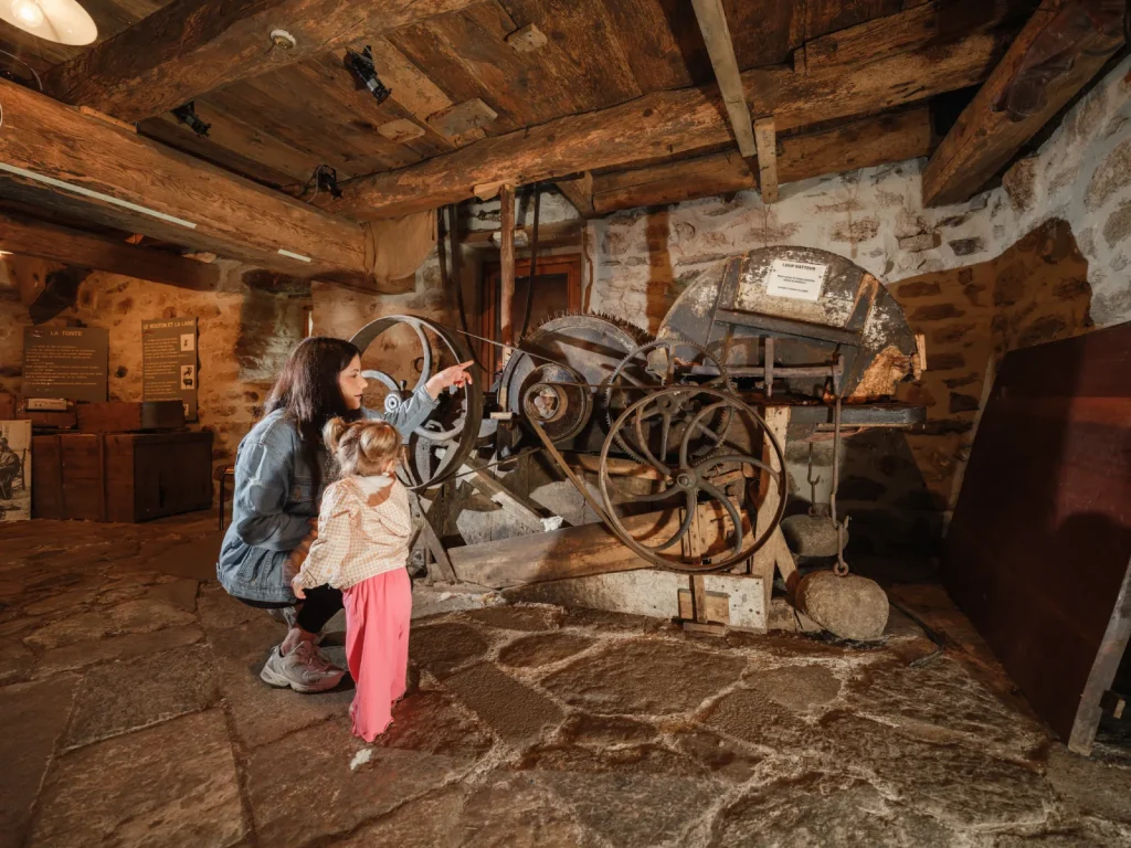 A family visit to the Calquières spinning mill: mum and her young daughter.
