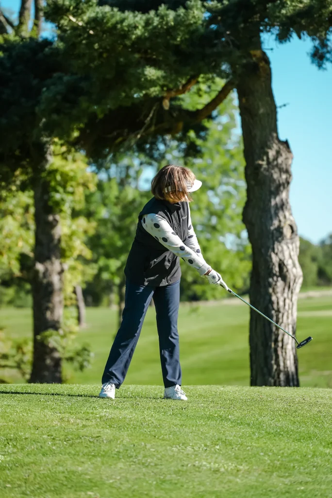 Golfeur en action sur le parcours de golf au Domaine de Barres, au cœur de la Margeride.