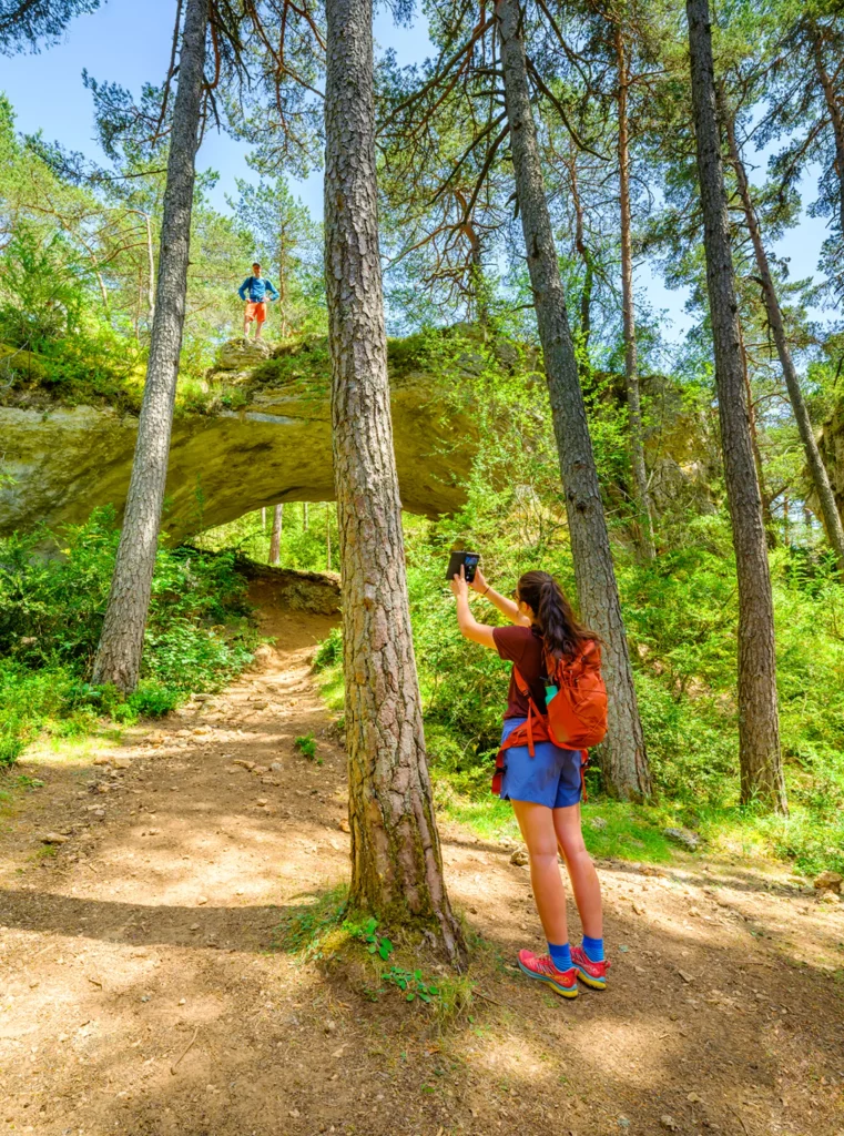 Un couple de randonneurs prenant la pose aux arcs de Saint-Pierre.