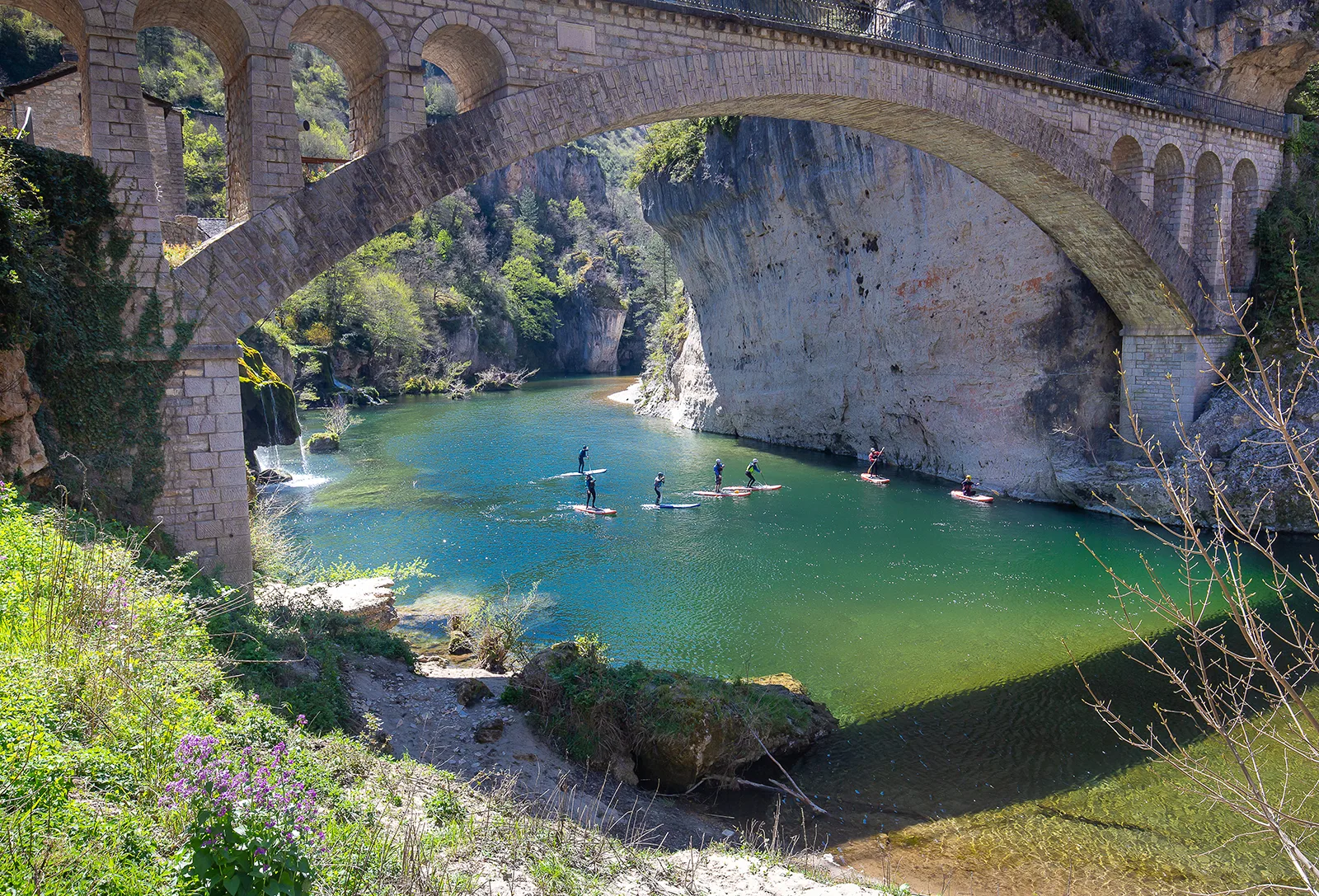 Groupe qui pratique le paddle à Saint-Chély-du-Tarn