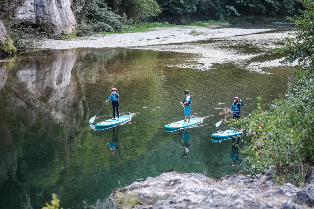Groupe qui pratique le paddle de nuit dans les Gorges du tarn