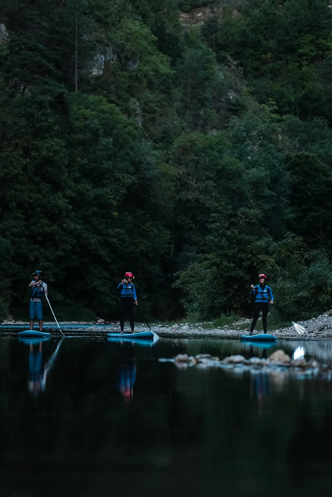 Groupe qui pratique le paddle de nuit dans les Gorges du tarn