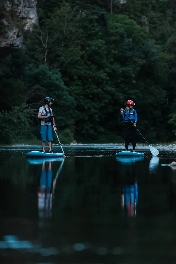 Couple qui pratique le paddle de nuit dans les Gorges du tarn