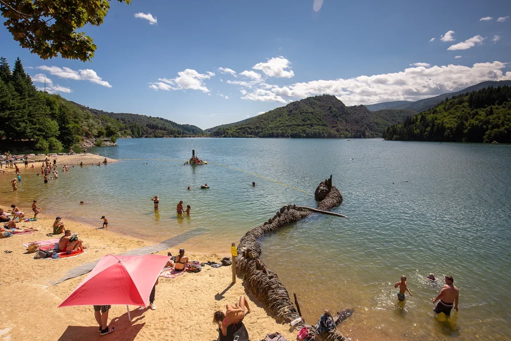 Plage surveillée au Lac de Villefort