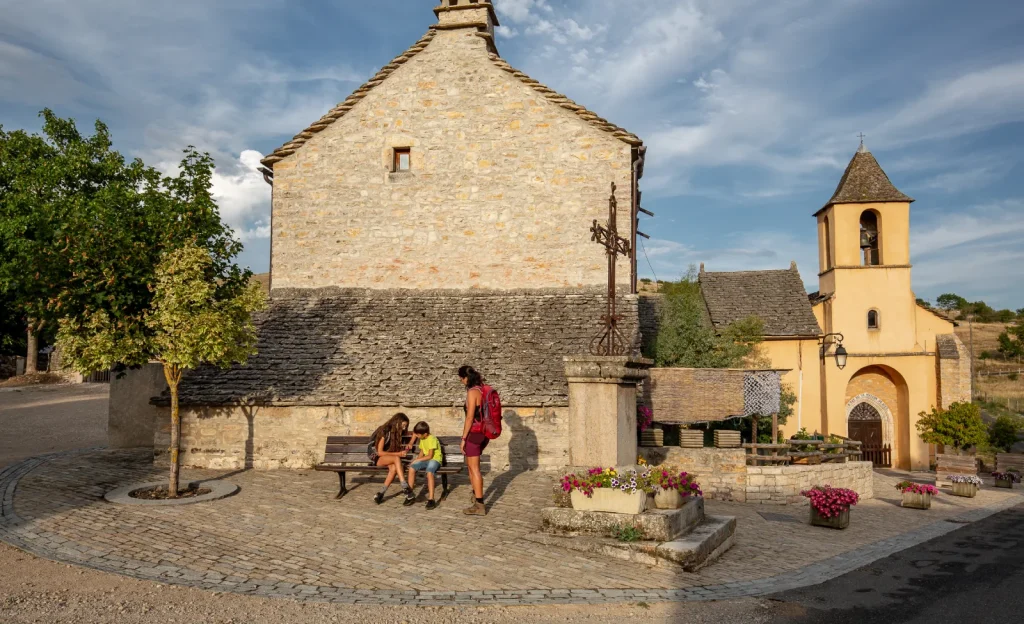 Famille de randonneur faisant une pause dans un village sur le chemin de Saint Guilhem.