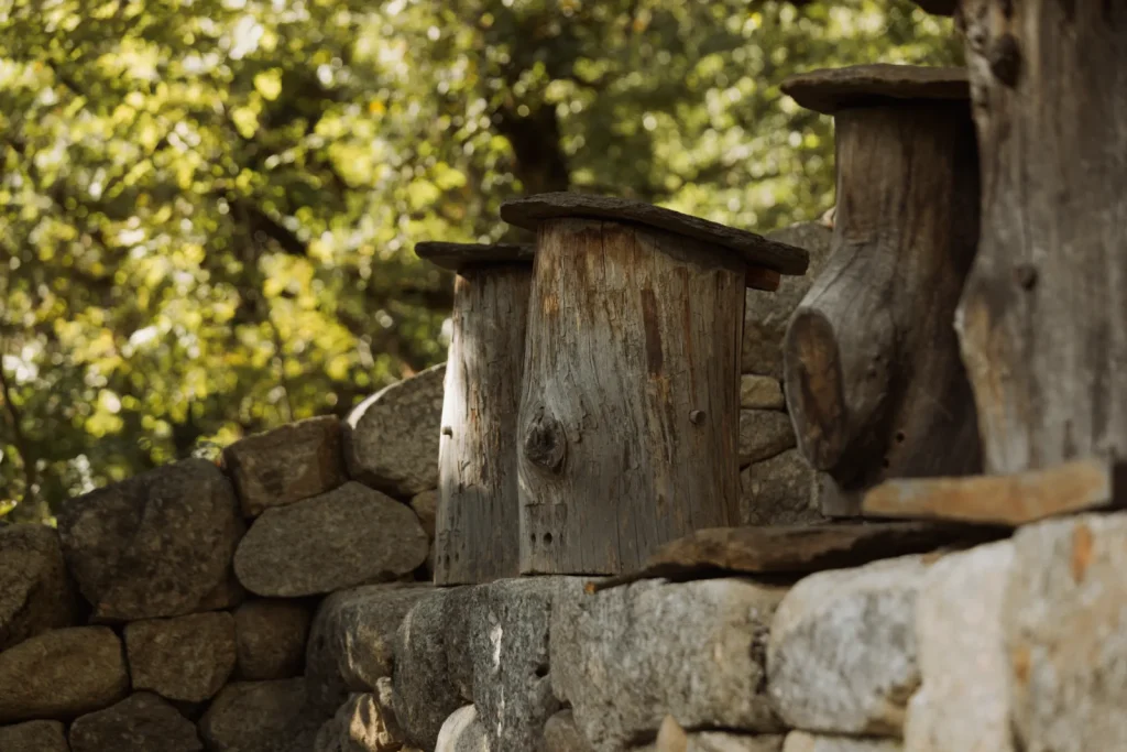 Ruches troncs traditionnelles en Cévennes, en gros plan.