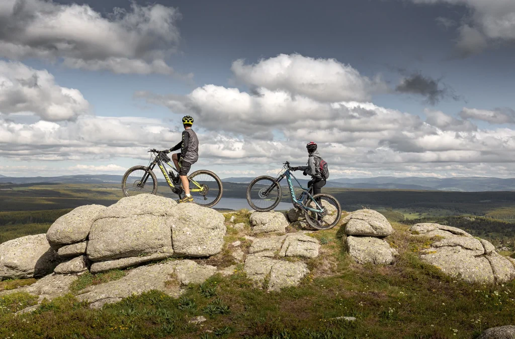 Mountain biking at Truc de Fortunio with views of Lake Charpal