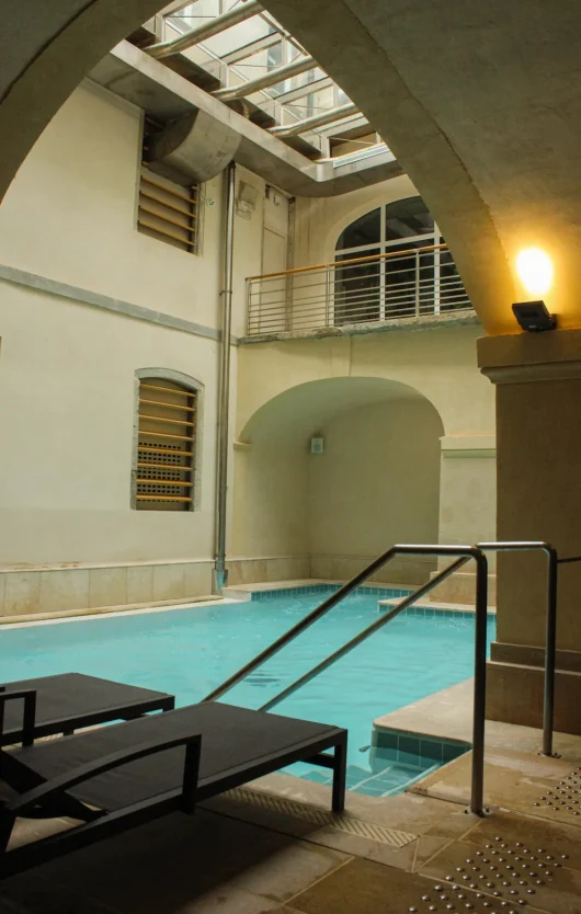 Piscine intérieure de la station thermale de Bagnols-les-Bains