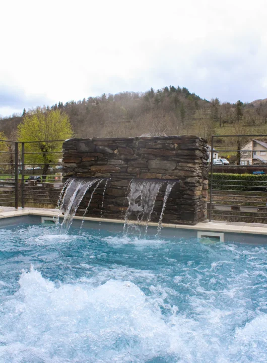 Piscine extérieure de la station thermale de Bagnols-les-Bains