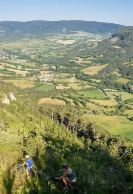Vélo en famille sur le Causse de Mende avec vue sur le Truc de Balduc