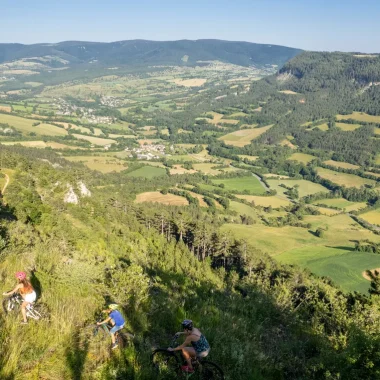 Vélo en famille sur le Causse de Mende avec vue sur le Truc de Balduc