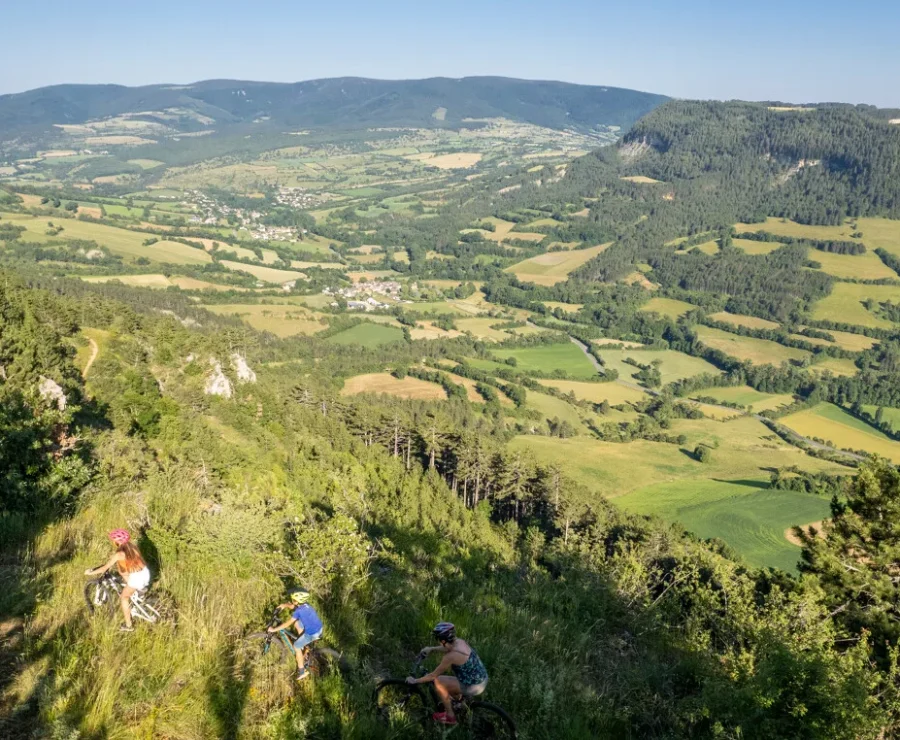 Vélo en famille sur le Causse de Mende avec vue sur le Truc de Balduc