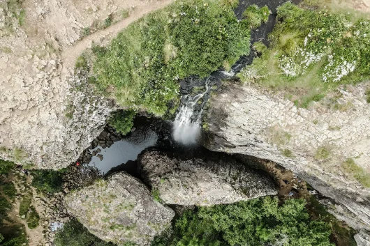 Vue aérienne sur la cascade du Déroc