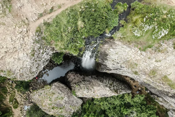 Vue aérienne sur la cascade du Déroc