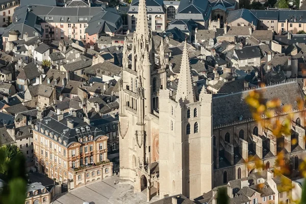 Vue aérienne sur la cathédrale de Mende