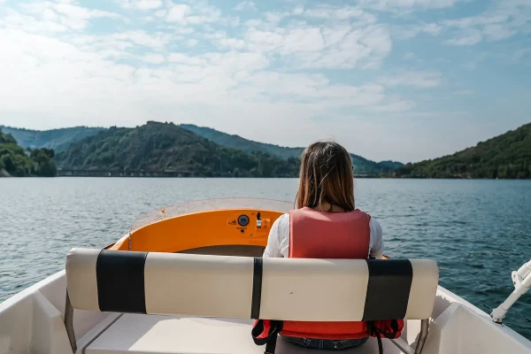 Bateau électrique sur le lac
