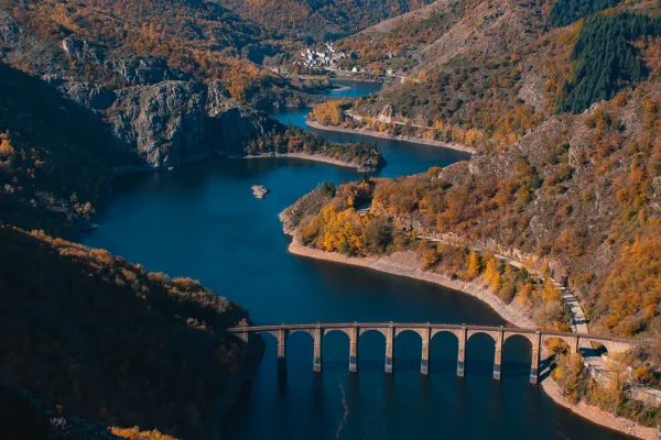 Lac de Villefort à l'automne