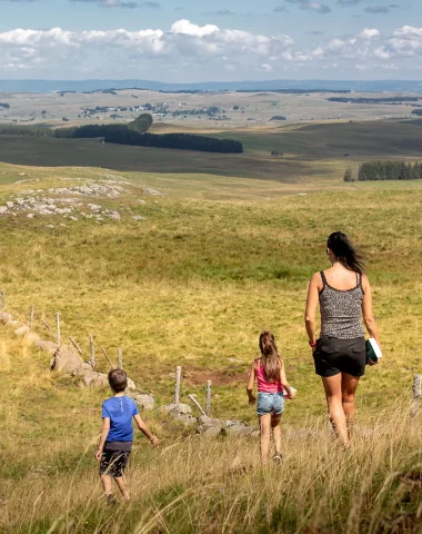 Famille sur le plateau de l'Aubrac