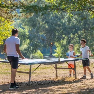 Ping-pong en famille aux chalets de Booz
