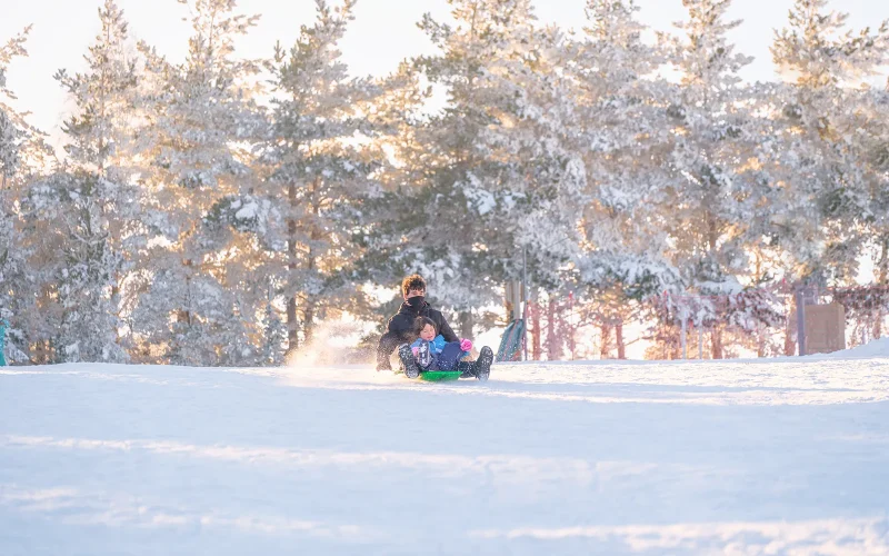 Papa et enfant en luge à la station de ski du Bleymard
