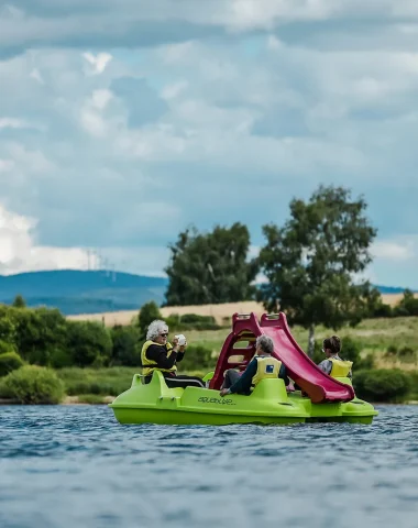 Famille en pédalo sur le Lac de Naussac