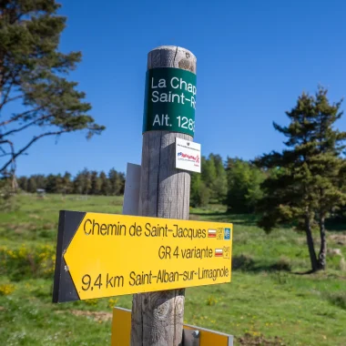 Panneau indiquant le chemin de Saint-Jacques-de-Compostelle.