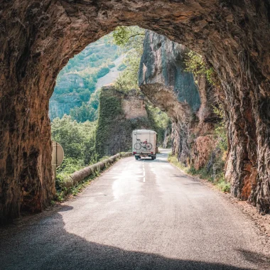 Route avec tunnel le long du Tarn