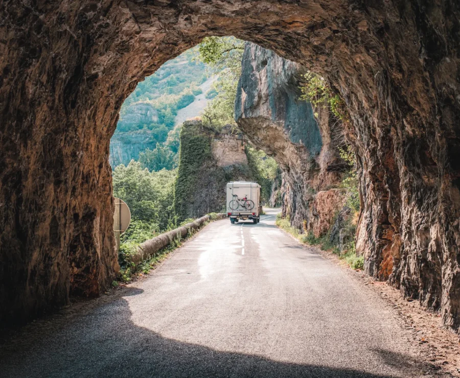 Route avec tunnel le long du Tarn