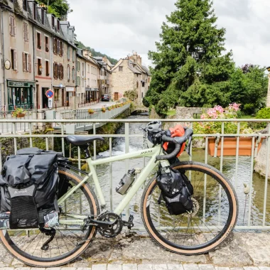 Vélo sur pont sur l'itinéraire V86 en vallée du Lot.