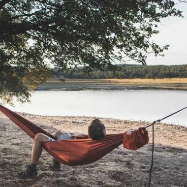 Sieste dans un hamac au bord du lac de Naussac