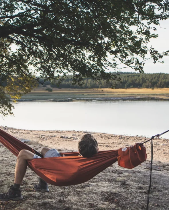 Sieste dans un hamac au bord du lac de Naussac en Margeride.
