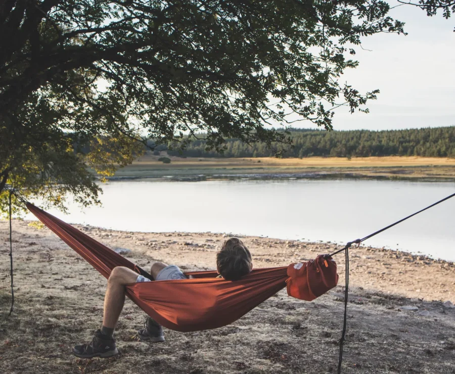 Sieste dans un hamac au bord du lac de Naussac
